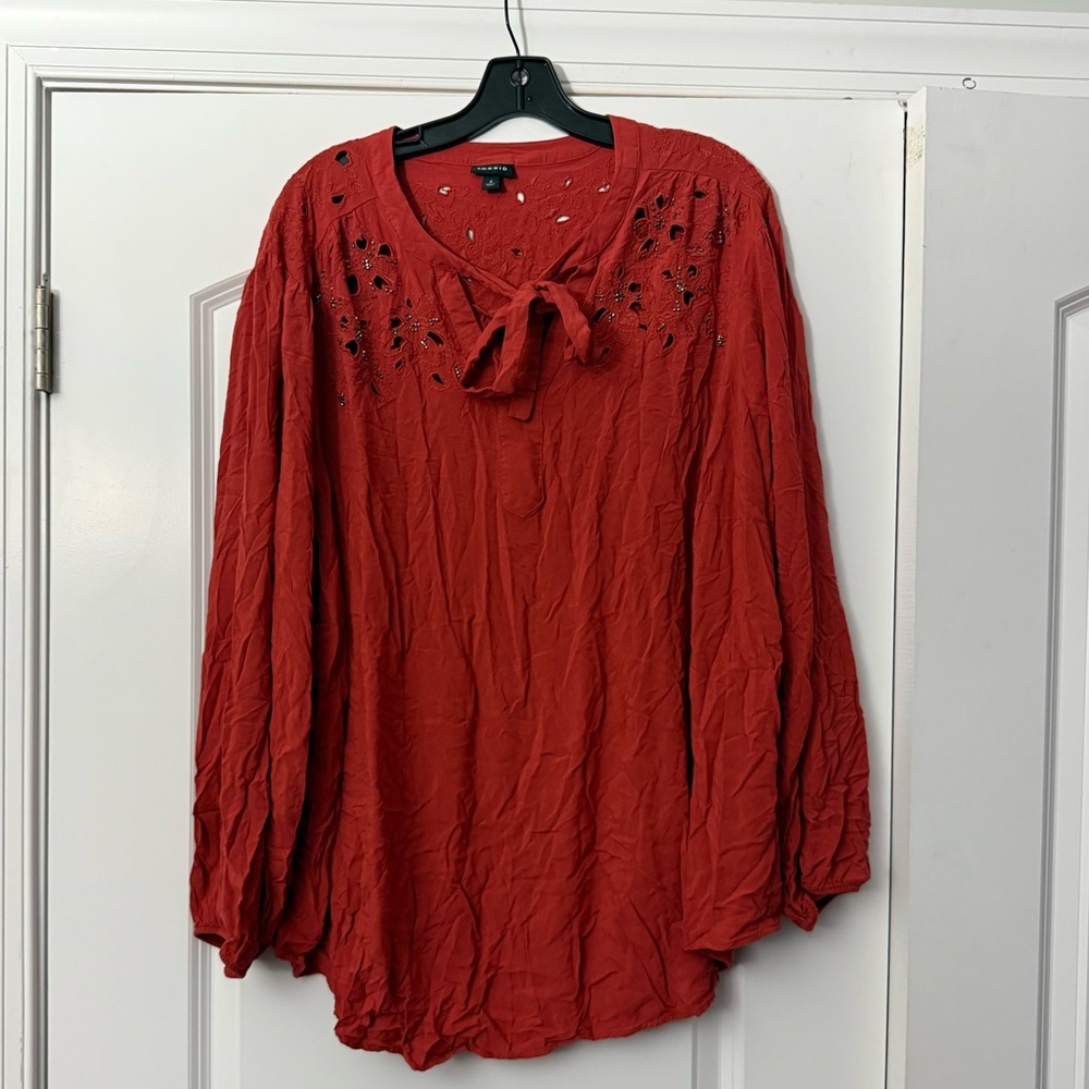 Torrid burnt orange long sleeve tunic with eyelets and embroidery EUC